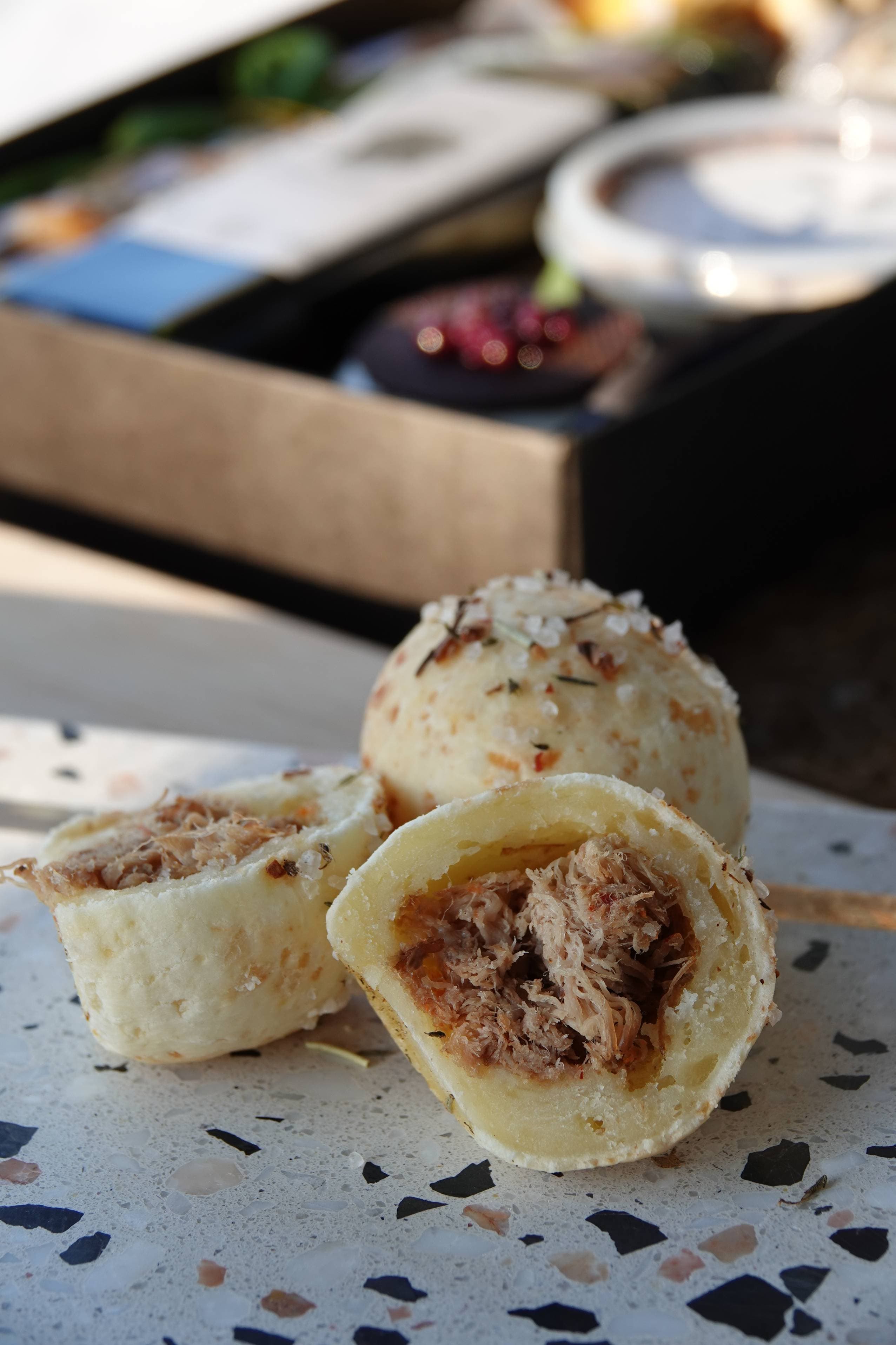 Chipa relleno de bondiola desmechada x6